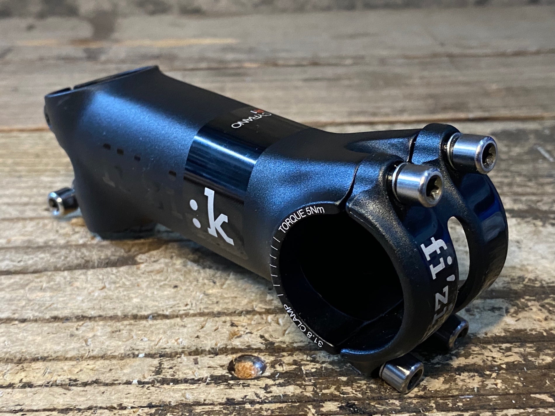 FIZIK 「フィジーク」 CYRANO R1 SNAKE φ31.8 420mm ハンドル Fizik Cyrano R1 Carbon Handlebar Made for Snake at BikeTiresDirect
