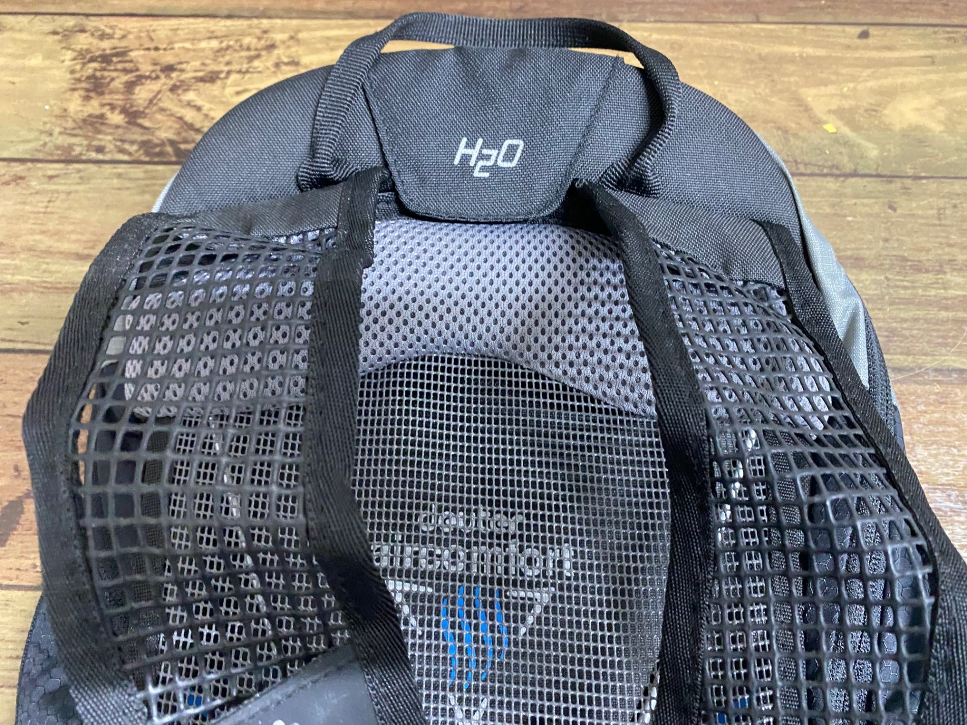 KB930 ドイター deuter race exp air バックパック 黒 ※たばこ臭あり