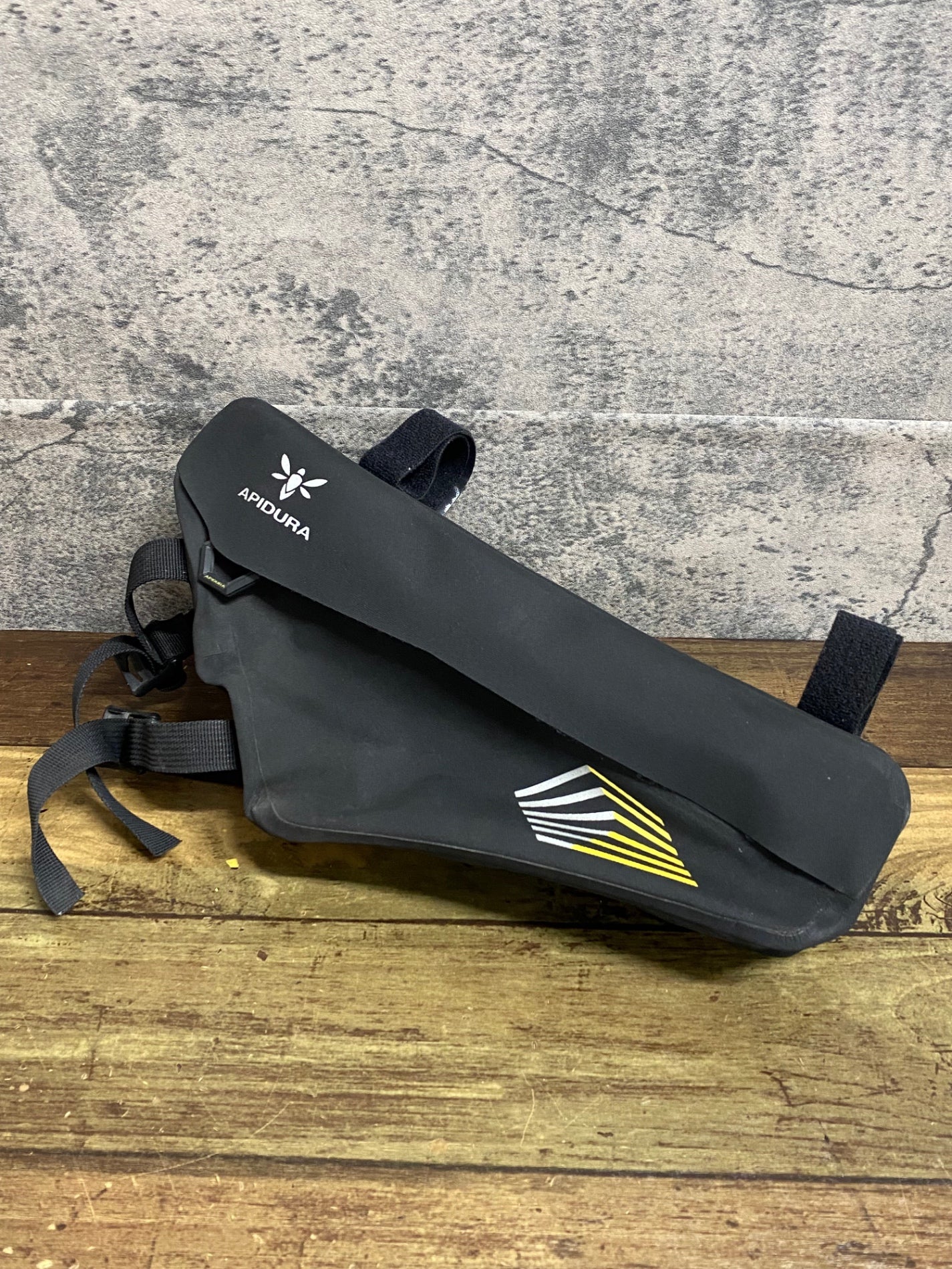 KI942 アピデュラ APIDURA RACING FRAME PACK 2.4L フレームバッグ 黒