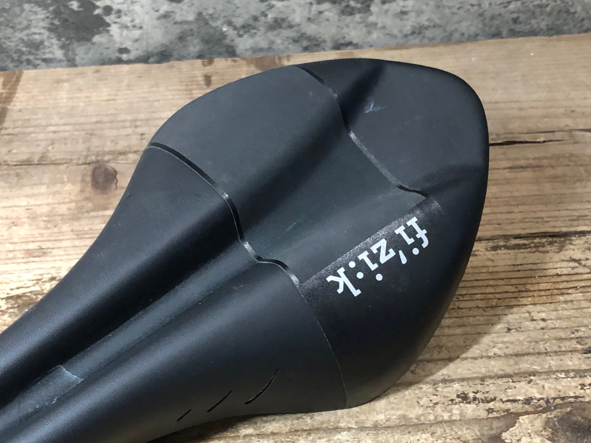 JW590 フィジーク fizik アリオネ ARIONE VSX サドル 黒 128mm BRAIDED