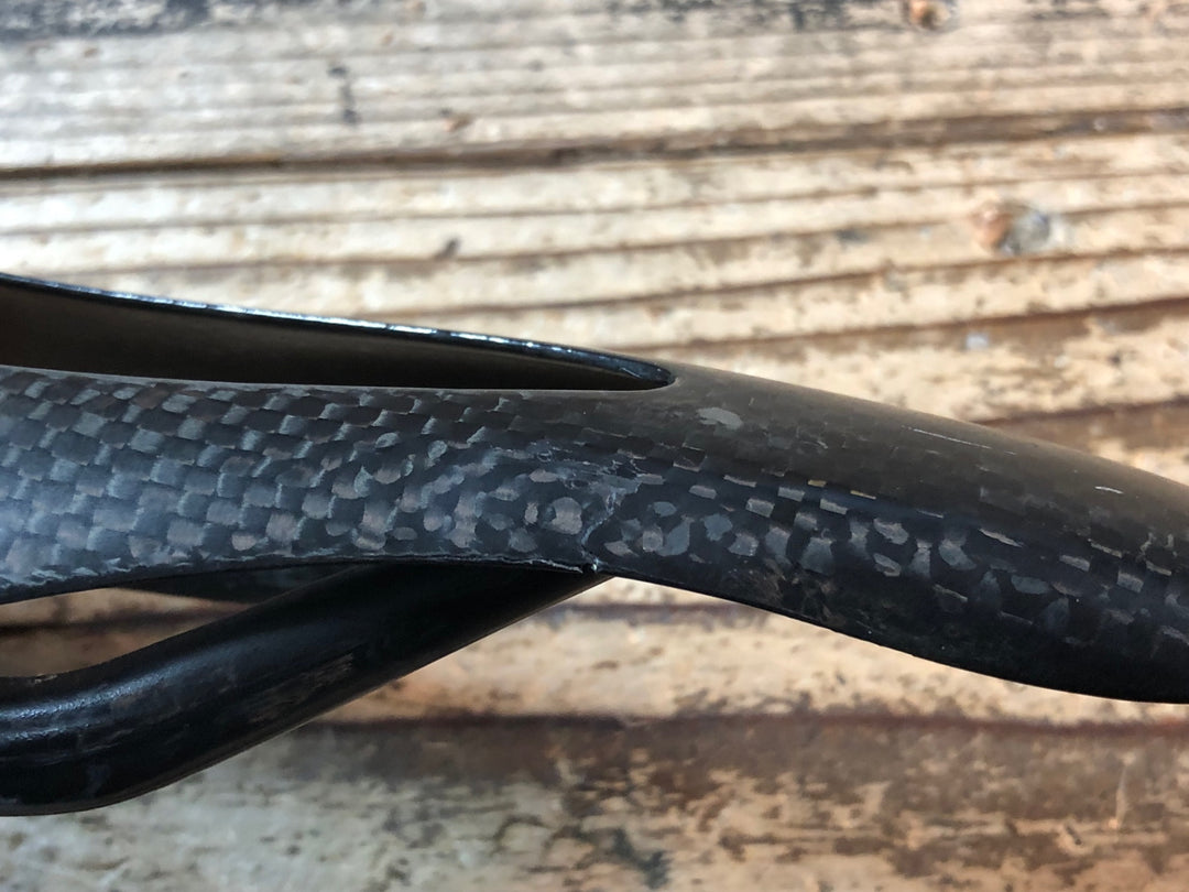 JM535 TNI カーボンフライ CarbonFly カーボンサドル 155mm ※クラックのためジャンク