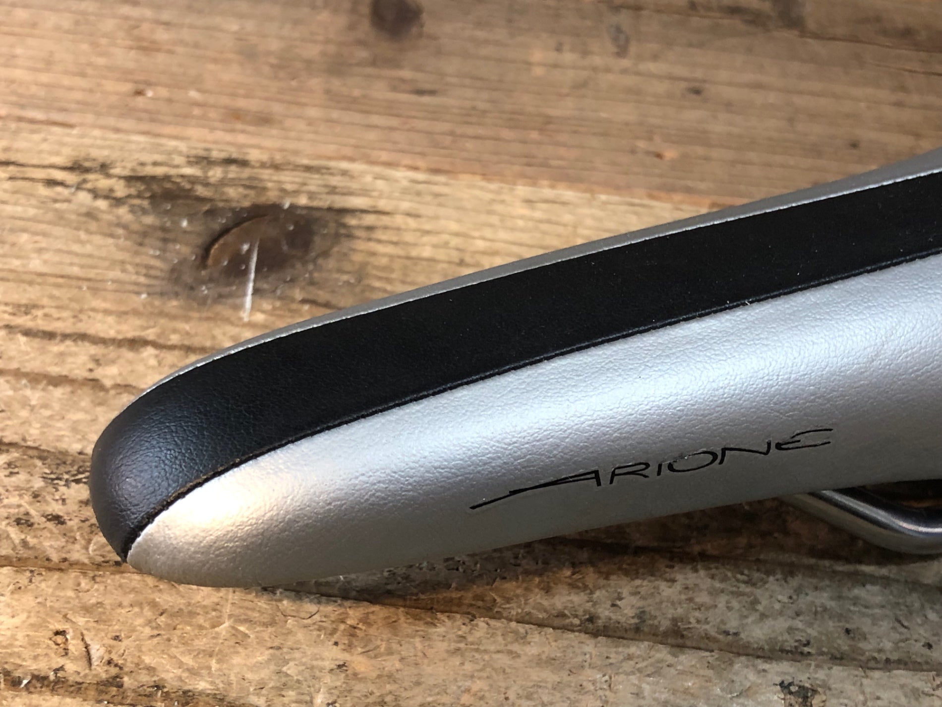 JM594 フィジーク fizik アリオネ ARIONE WING FLEX サドル シルバー