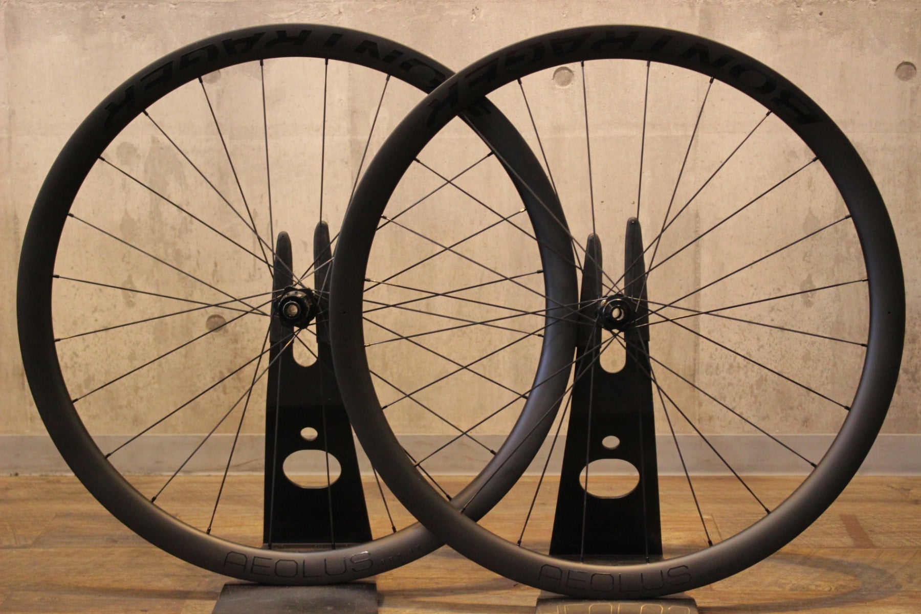 ボントレガー　アイオロスプロ37 /美品/ディスクカーボンホイール ホイール Bontrager Aeolus Pro 37 Disc TLR（ボントレガー