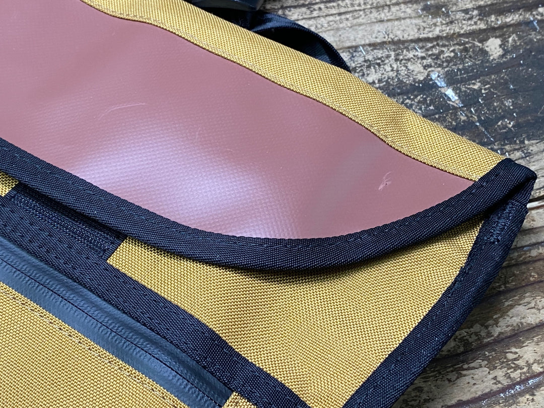 JI681 クローム CHROME シンプル SIMPLE MESSENGER メッセンジャーバッグ 山吹色