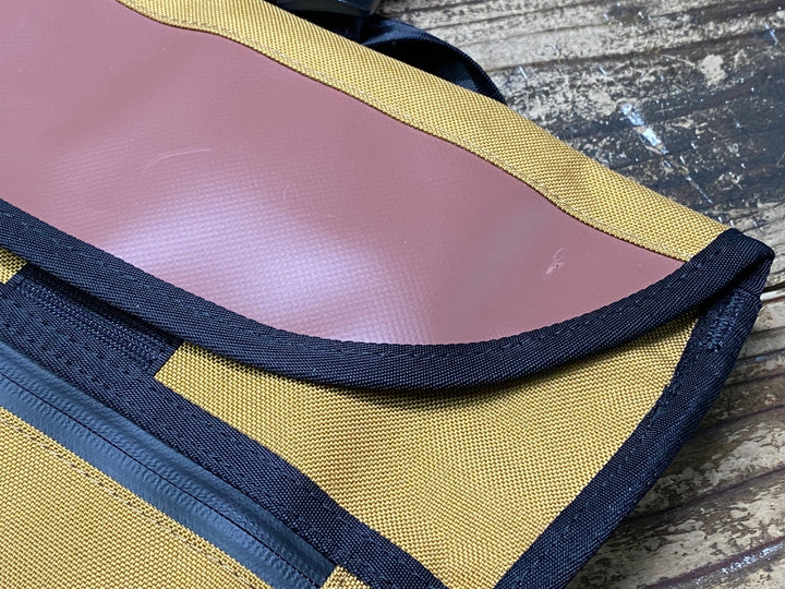 JI681 クローム CHROME シンプル SIMPLE MESSENGER メッセンジャーバッグ 山吹色