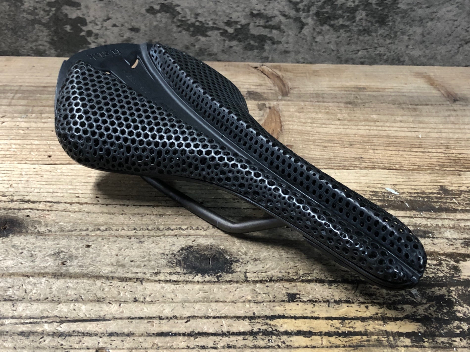 KC083 フィジーク Fizik ANTARES Versus Adaptive R1 3D サドル kium