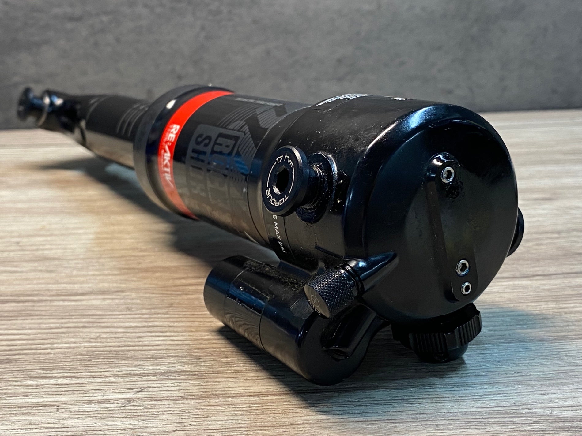 JE659 ロックショックス ROCKSHOX DELUXE RE:AKTIV THRU SHAFT