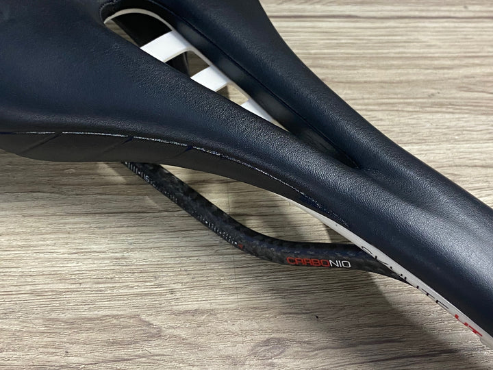 KE957 アスチュート ASTVTE SKYLITE VT サドル 黒 白 CARBONIOレール 135mm