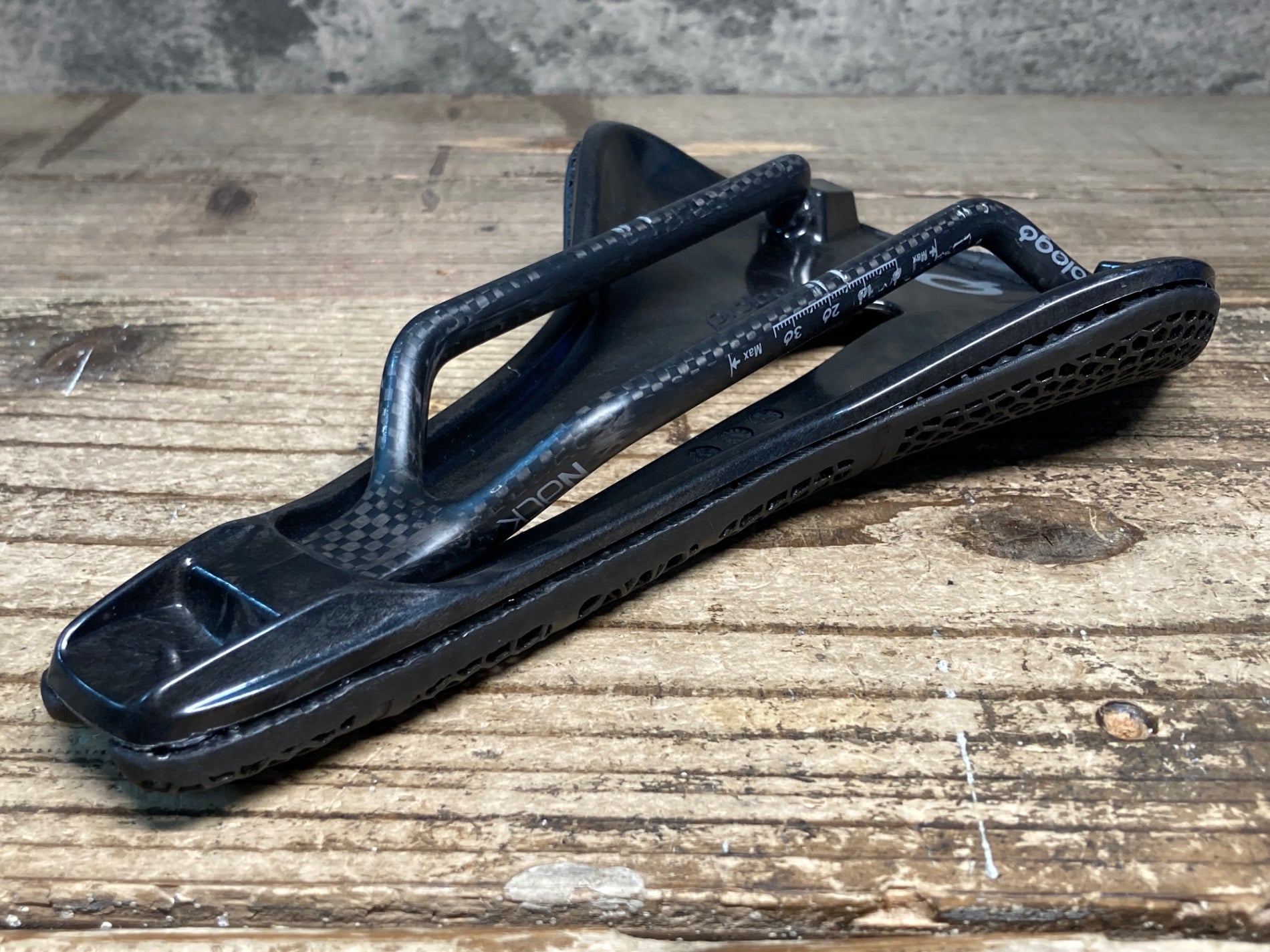 JJ598 プロロゴ prologo ナゴ NAGO R4 PAS 3D MSS サドル 黒 カーボン