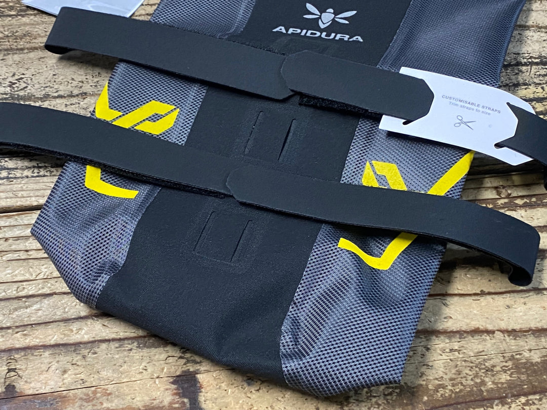 JV605 アピデュラ APIDURA FORK PACK 4.5L フォークバッグ 黒グレー