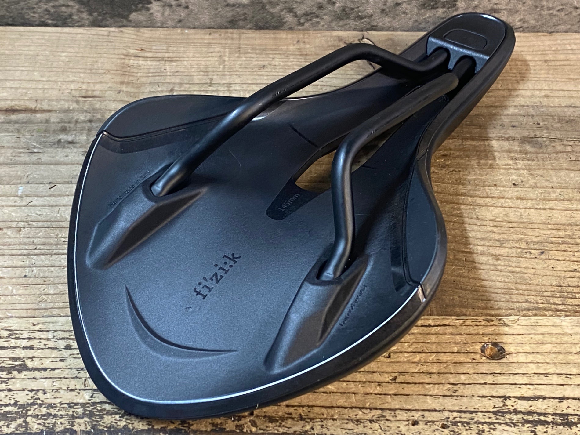 JP061 フィジーク fizik アリアンテ ALIANTE TEMPO サドル 143mm