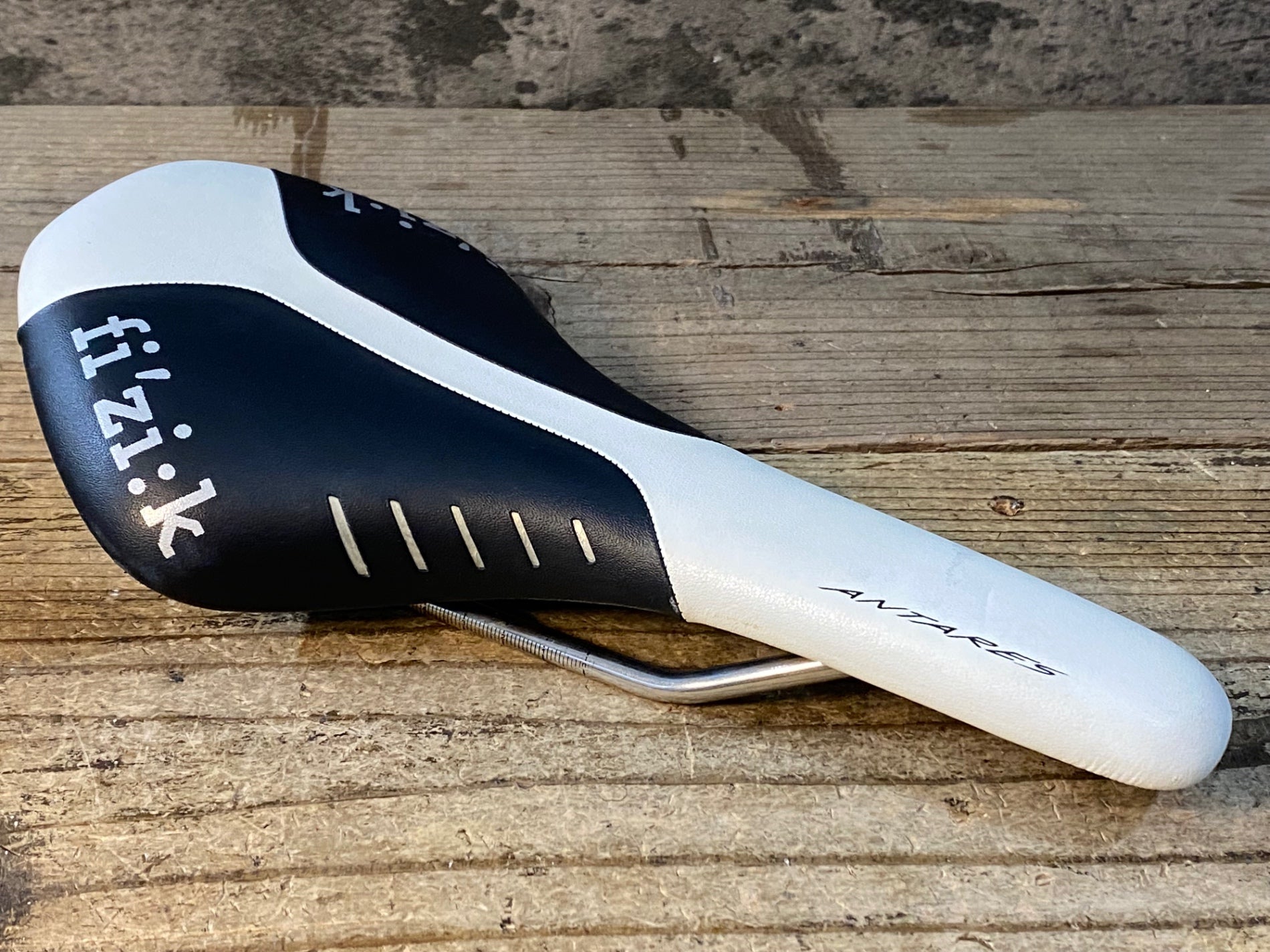 JP872 フィジーク fizik ANTARES R3 サドル 白 黒 kium – BICI AMORE