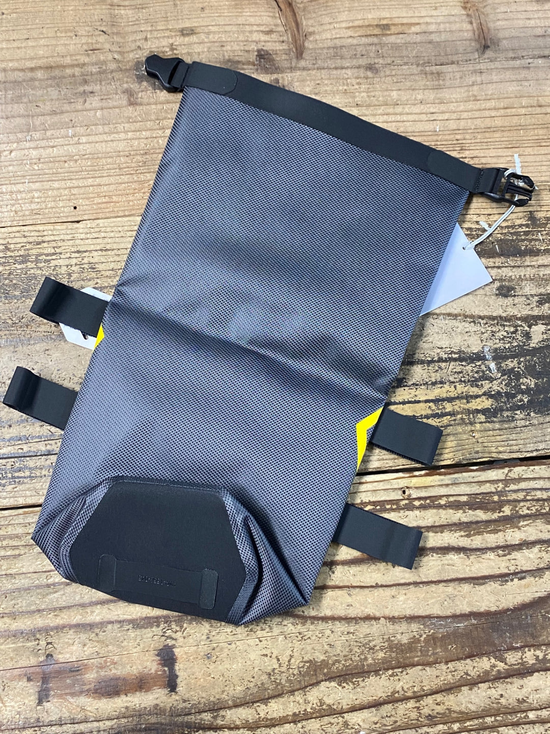 JV605 アピデュラ APIDURA FORK PACK 4.5L フォークバッグ 黒グレー