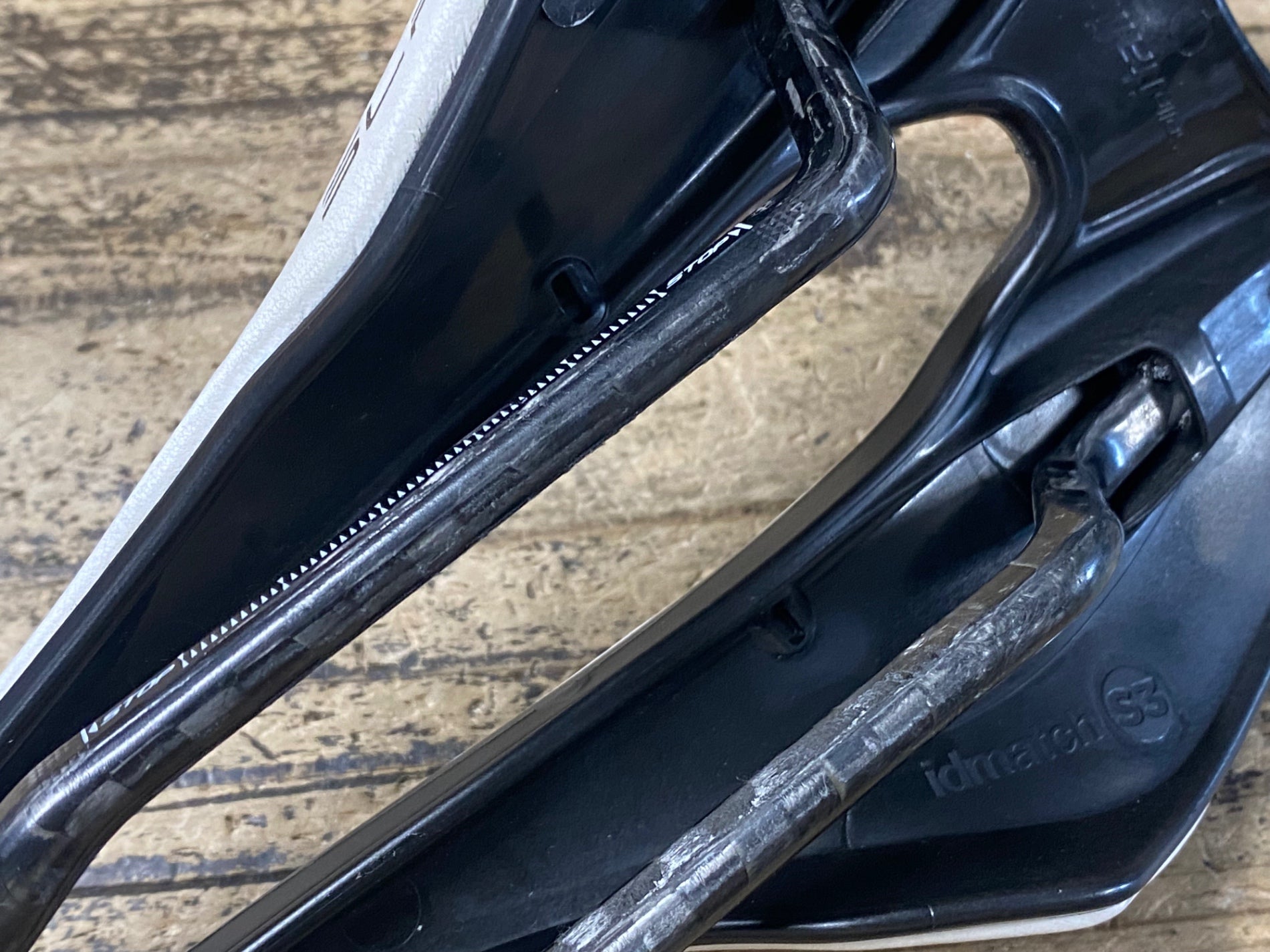 KE451 セライタリア Selle Italia SLR BOOST SUPERFLOW サドル 白