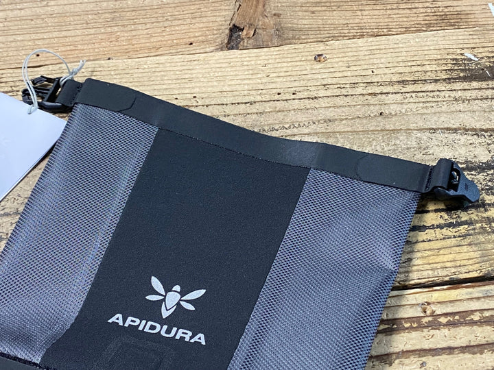 JV605 アピデュラ APIDURA FORK PACK 4.5L フォークバッグ 黒グレー