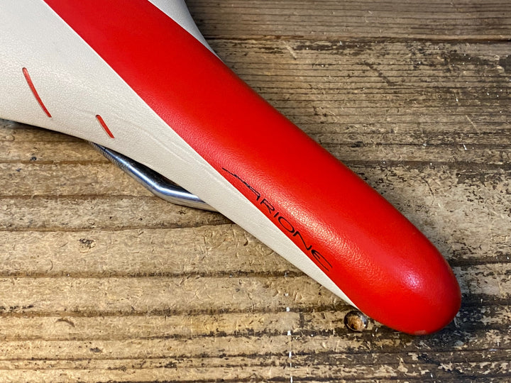 JQ288 フィジーク fizik アリオネ ARIONE WING FLEX サドル 白 赤 135mm kiumレール