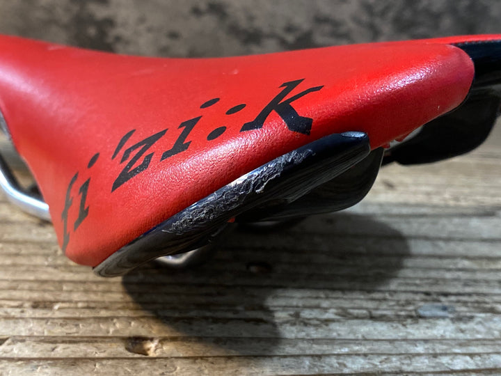 JT218 フィジーク FIZIK アリアンテ ALIANTE サドル 赤黒 kiumレール