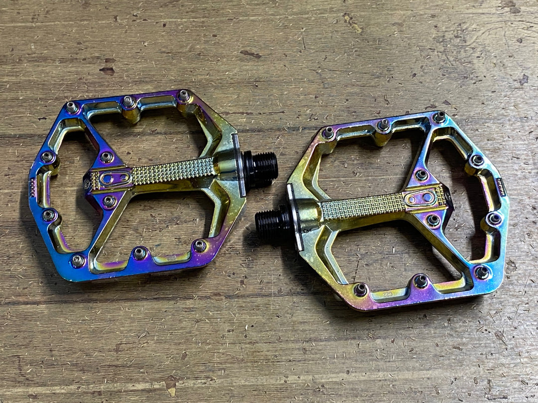 KQ537 クランクブラザーズ CRANKBROTHERS STAMP 7 フラットペダル ※右ペダルの回転に抵抗あり