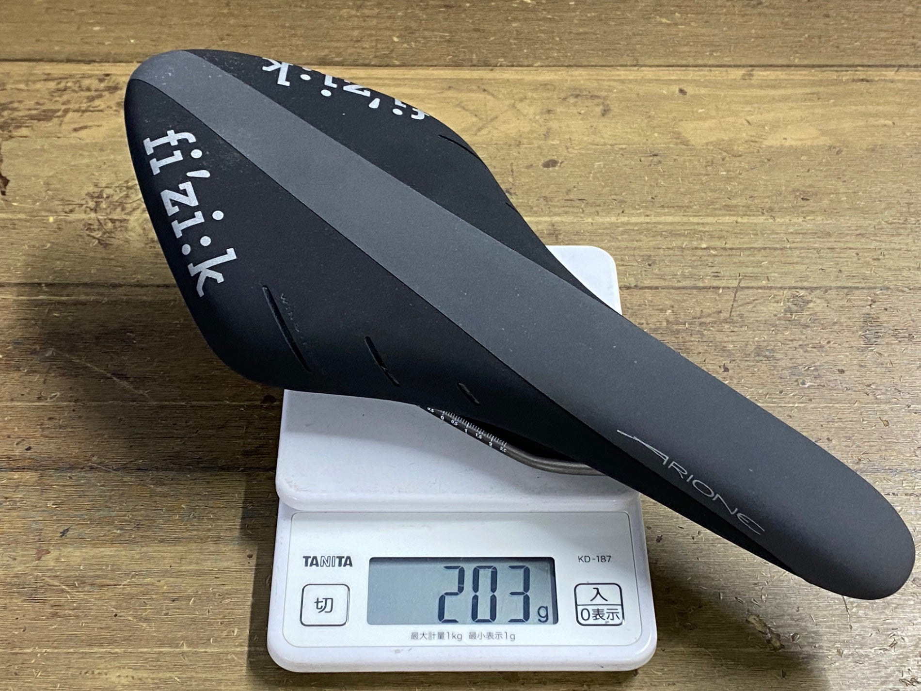 KN961 フィジーク fizik アリオネ ARIONE R3 REGULAR サドル 黒 kium