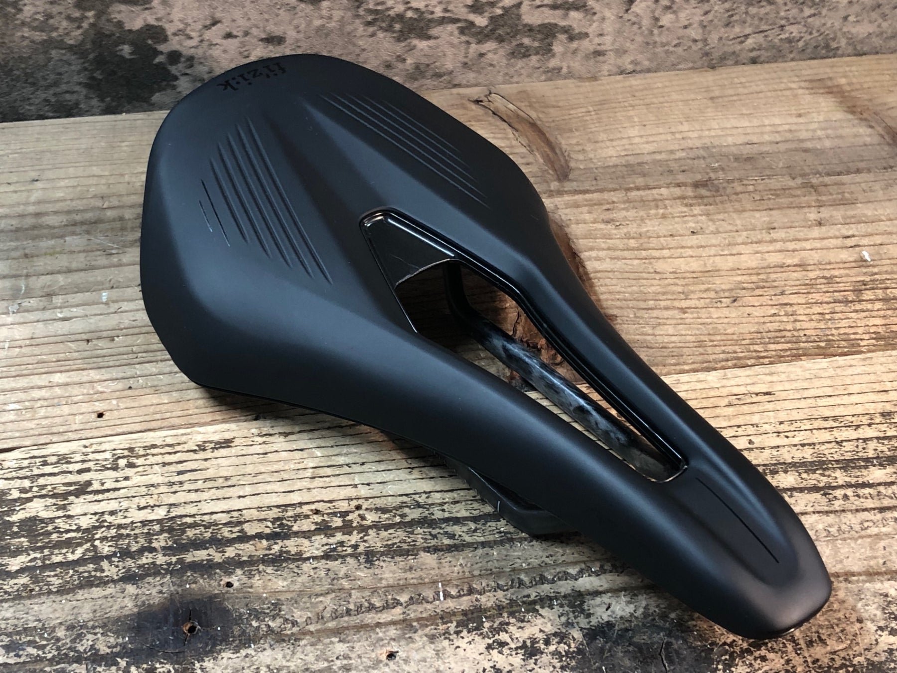 JM708 フィジーク fizik VENTO ARGO R1 サドル 黒 140mm カーボン