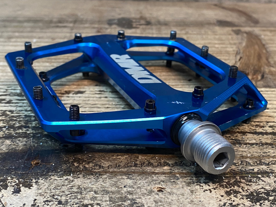 JJ105 DMR VAULT フラットペダル 青
