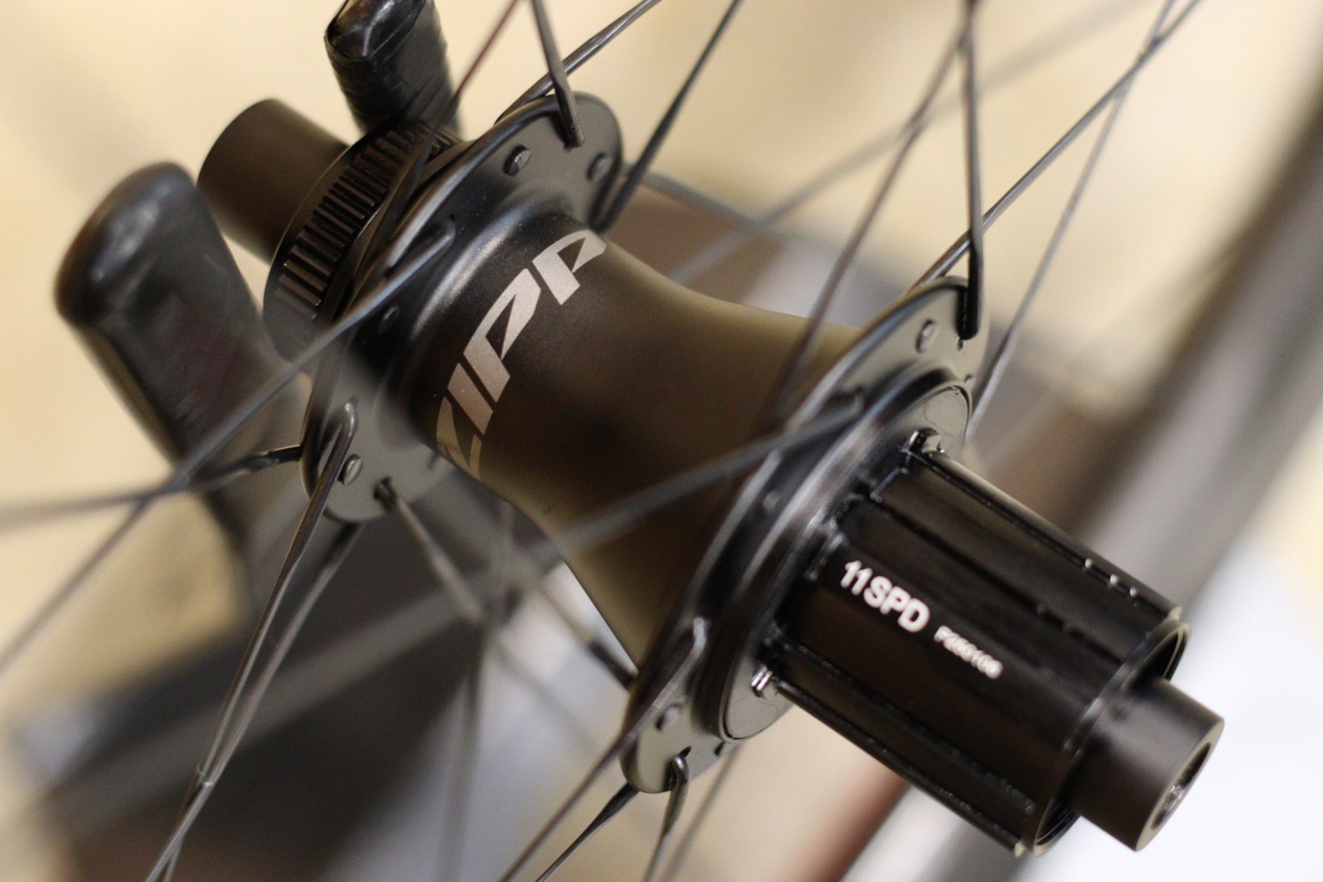 ジップ ZIPP 303 XPLR SW カーボン チューブレスレディ グラベル