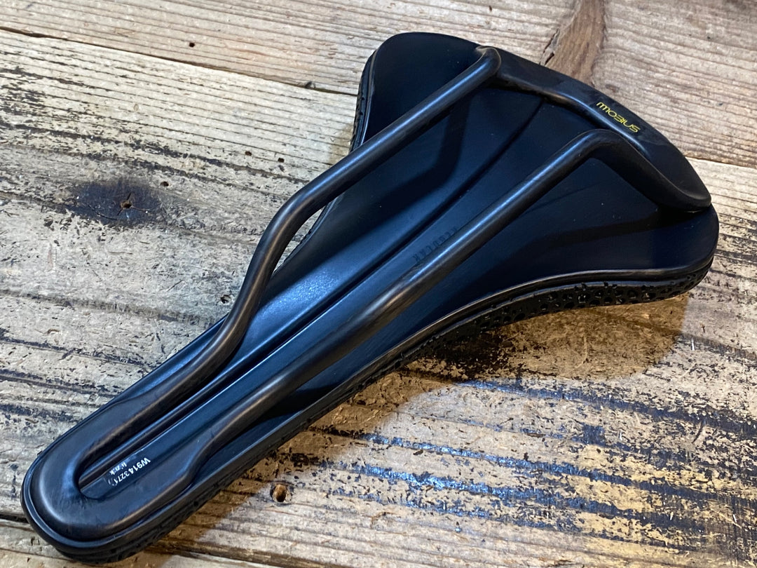 JW318 フィジーク fizik アンタレス ANTARES VERSUS EVO ADAPTIVE REGULAR サドル カーボンレール 黒