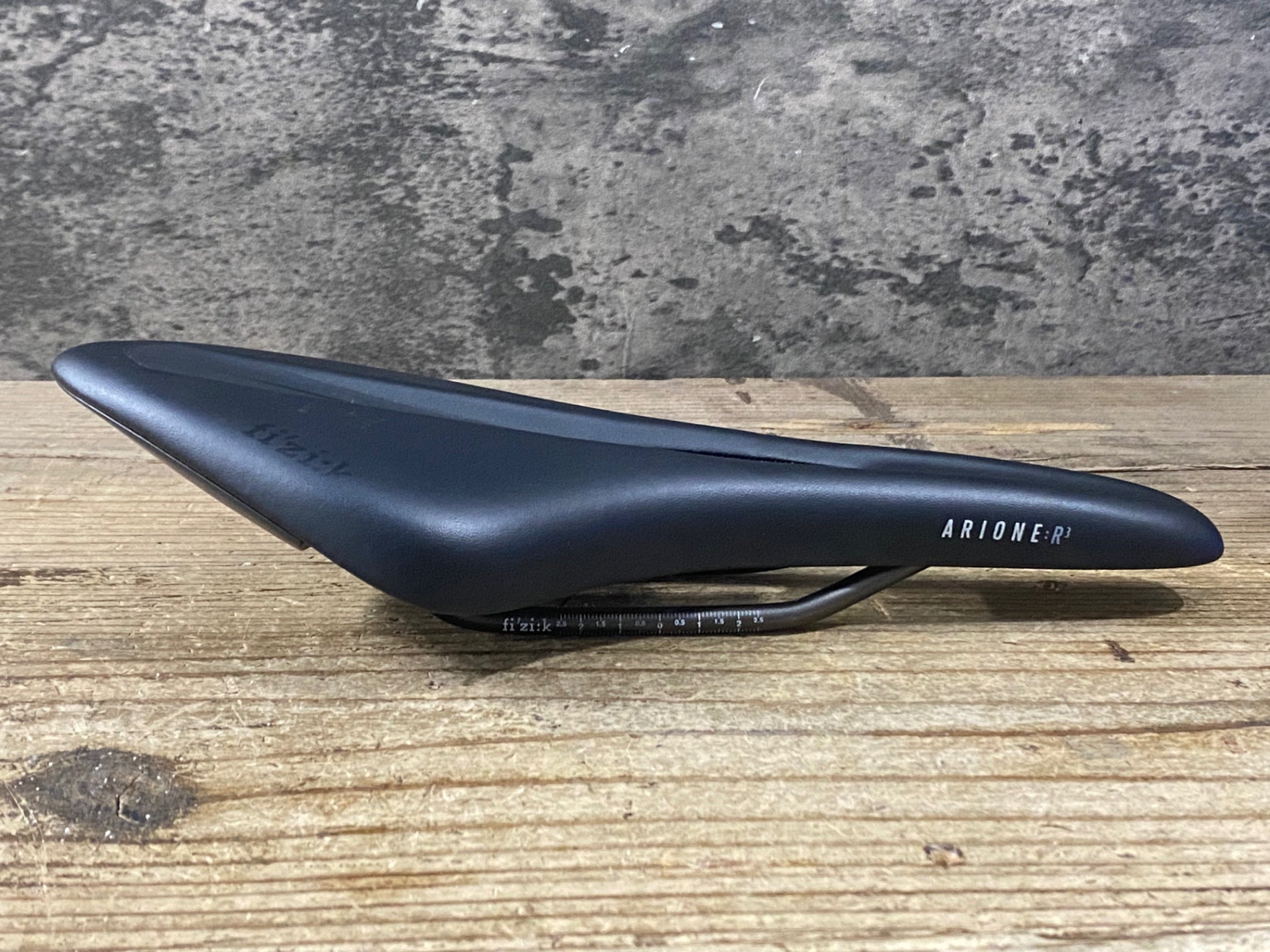 KN419 フィジーク fizik ARIONE R3 サドル 黒 kiumレール – BICI AMORE