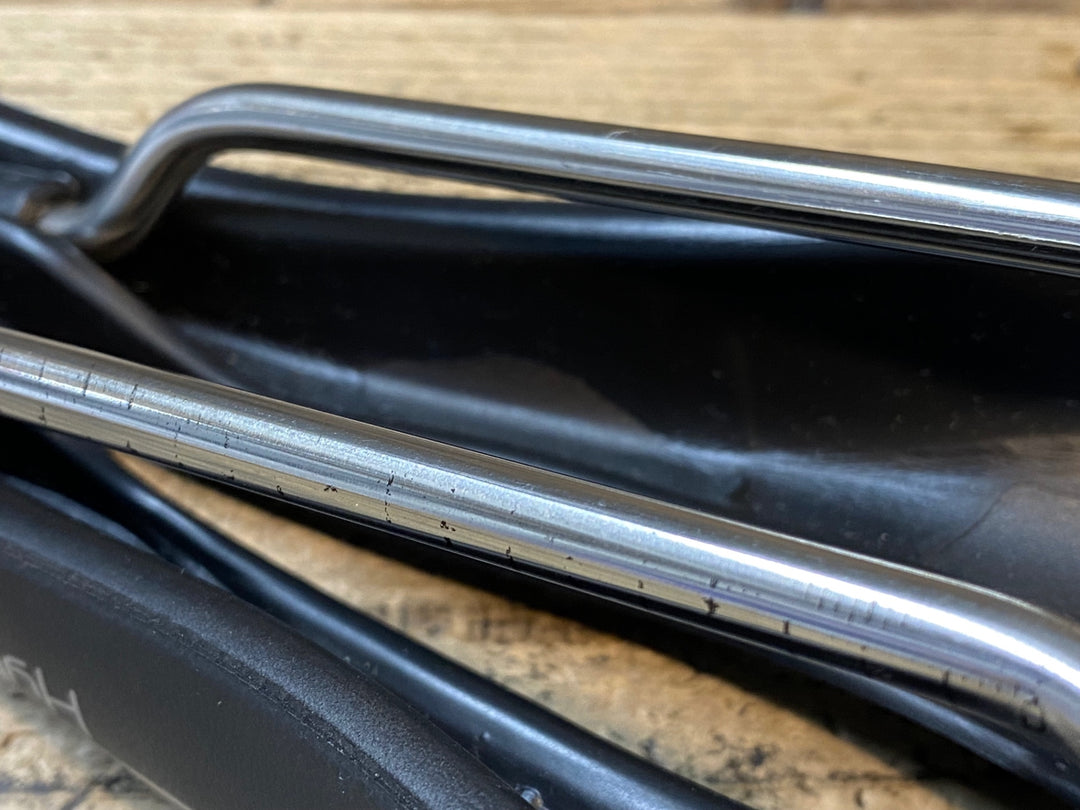 JS985 SELLE SMP Hybrid サドル 黒 inox tubeレール