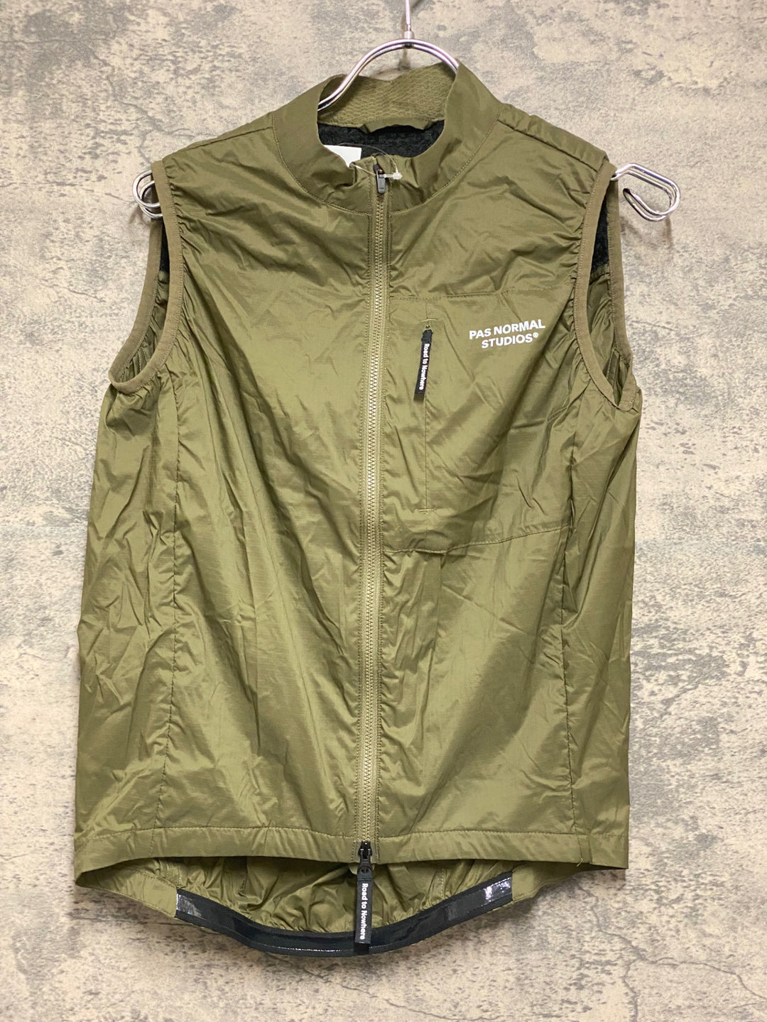 KM710 パスノーマルスタジオ PAS NORMAL STUDIOS ESSENTIAL INSULATED GILET サイクルベスト ジレ カーキ S