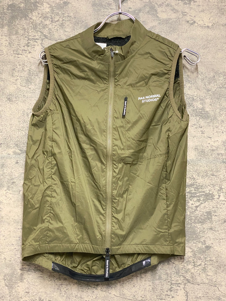KM710 パスノーマルスタジオ PAS NORMAL STUDIOS ESSENTIAL INSULATED GILET サイクルベスト ジレ カーキ S