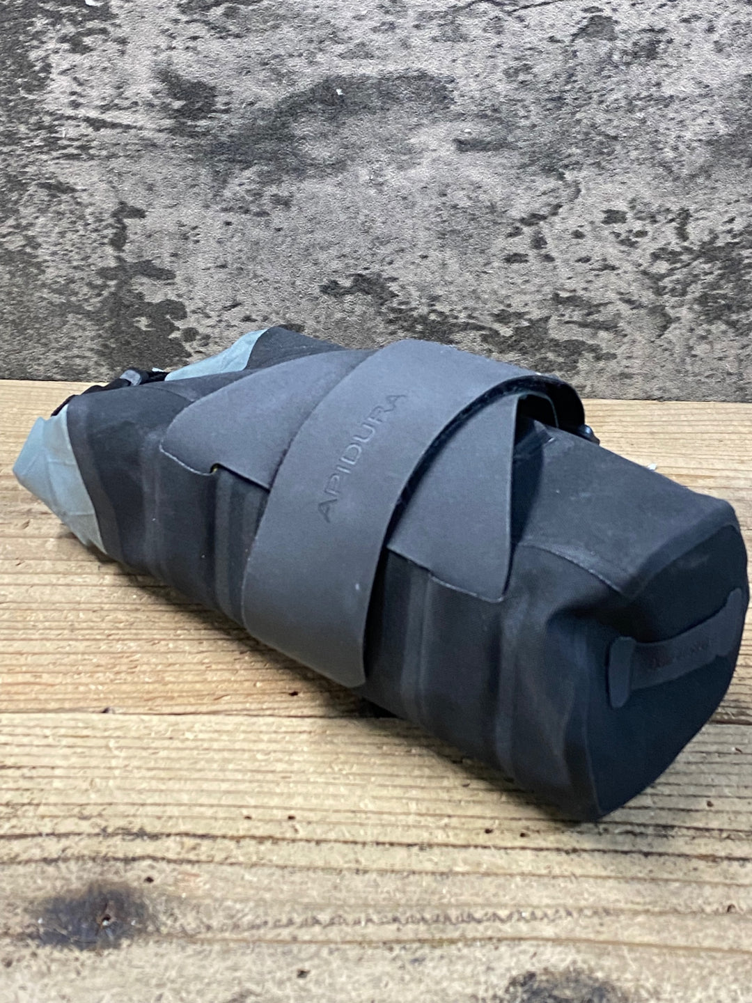 KA992 アピデュラ APIDURA ダウンチューブバッグ 1.8L 黒