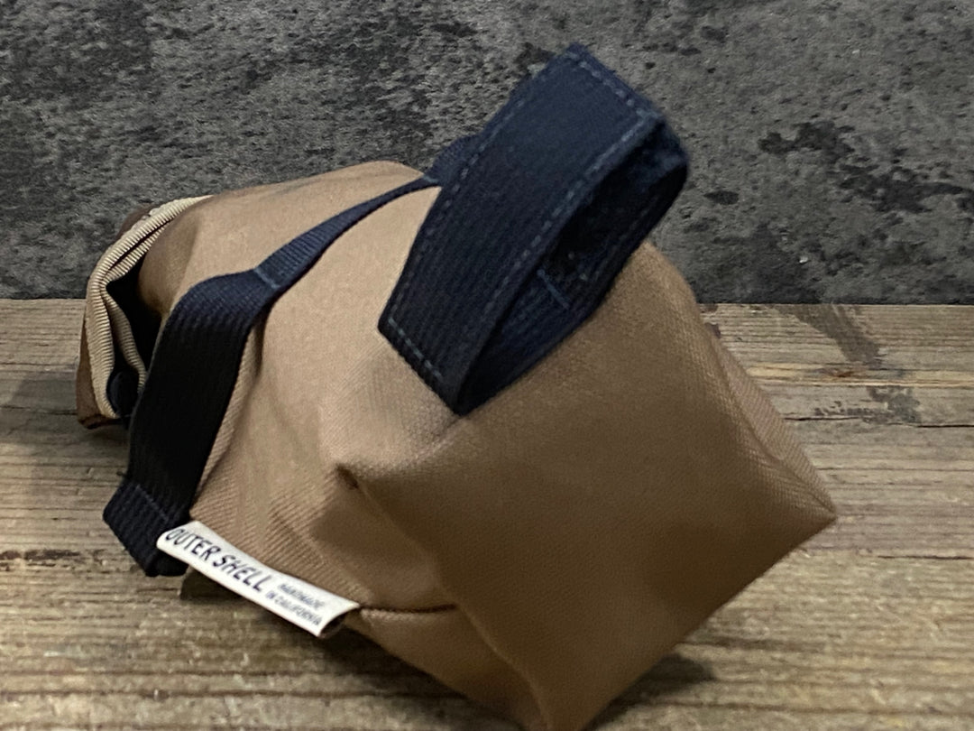 KR372 アウターシェル OUTER SHELL ロールトップ サドルバッグ ROLLTOP SADDLE BAG ベージュ 2.1L