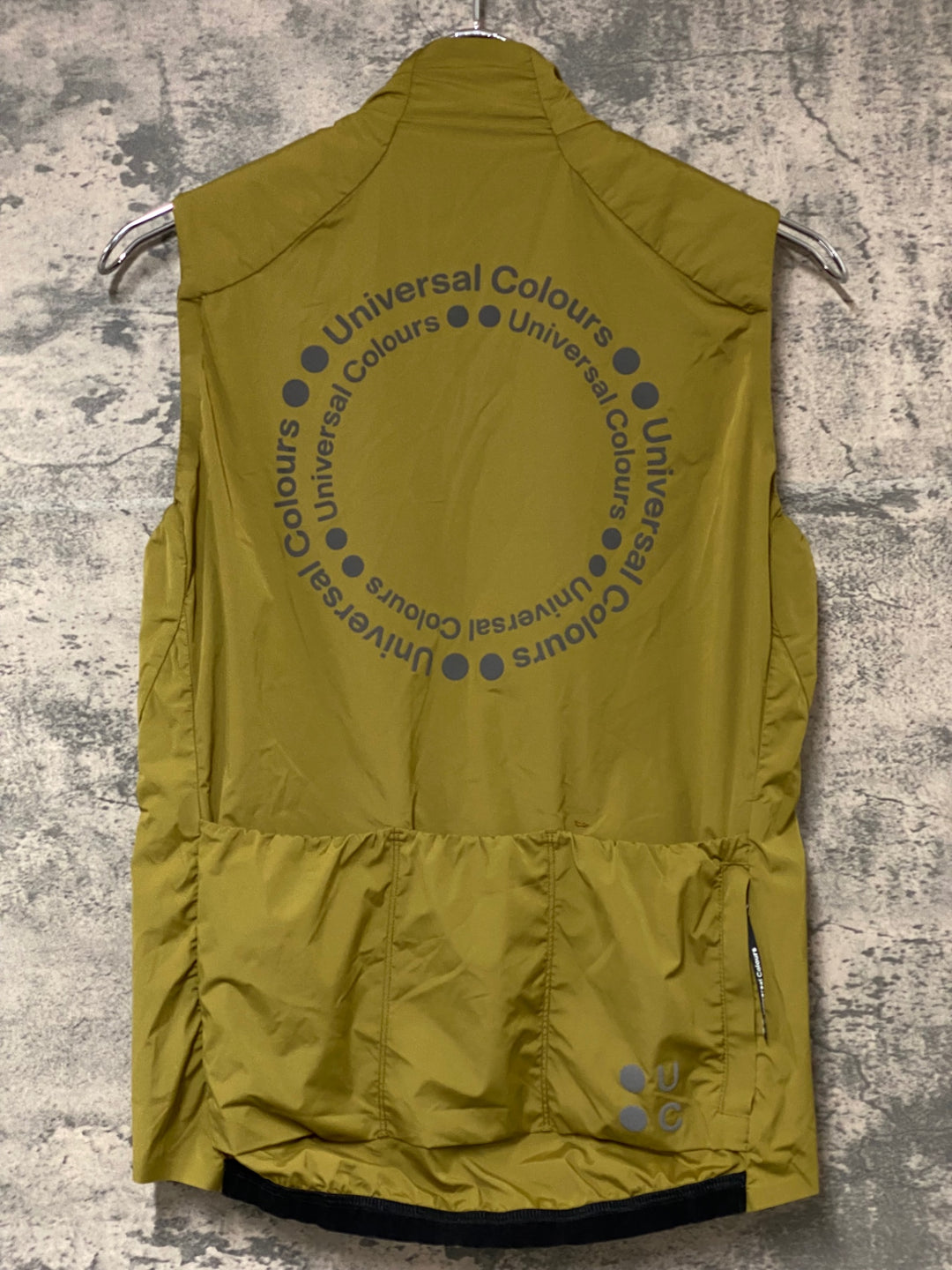 KN739 ユニバーサルカラーズ Universal Colours CHROMA INSULATED GILET ジレ サイクルベスト カーキ XS