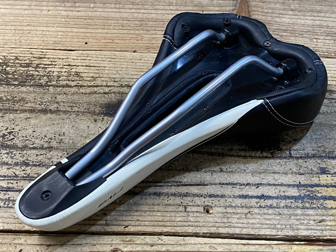 JZ365 スペシャライズド SPECIALIZED RIVA サドル 黒 白 スチールレール