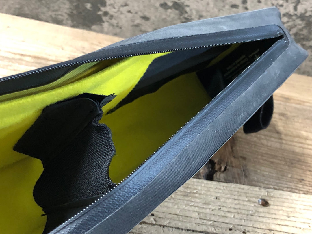 JT308 アピデュラ APIDURA バックカントリートップチューブパック 1.8L 黒グレー