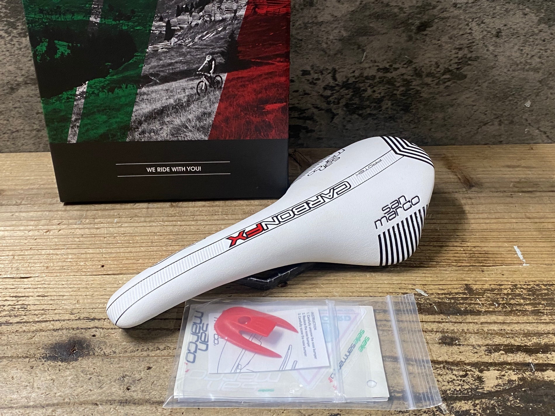 san marco コットン カーボン チタン サドル KJ057 サンマルコ san marco Concor CARBON FX PROTEK サドル 白
