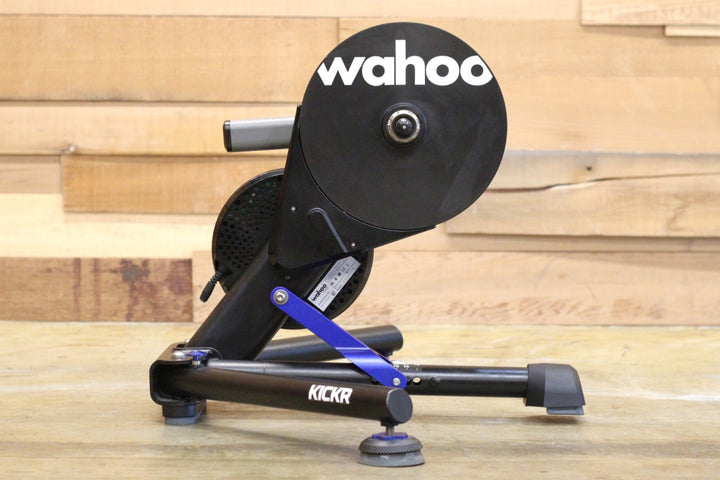 ワフー WAHOO キッカー KICKR V4 ダイレクトドライブ スマートトレーナー KICKR AXIS FEET付 【立川店】