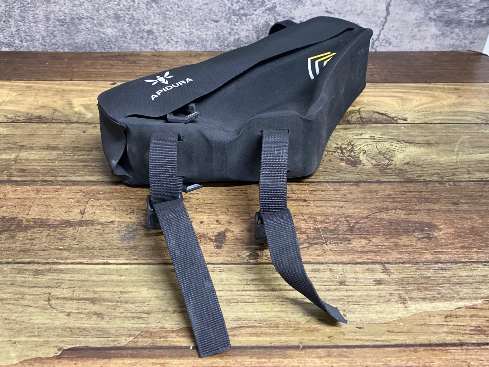 KI942 アピデュラ APIDURA RACING FRAME PACK 2.4L フレームバッグ 黒