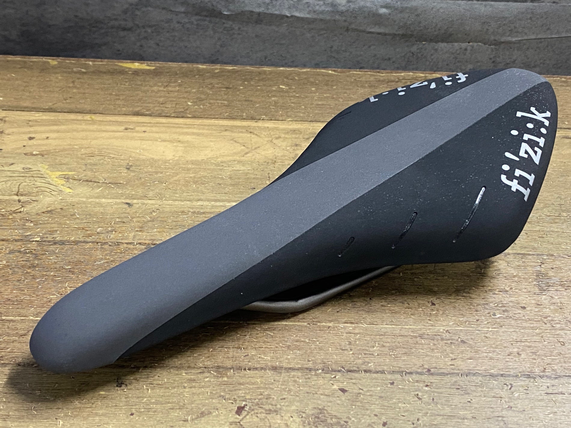 KN961 フィジーク fizik アリオネ ARIONE R3 REGULAR サドル 黒 kium
