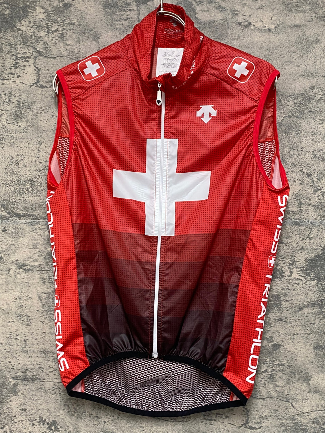 KF373 デサント DESCENTE ジレ サイクルベスト 赤 S SWISS TRIATHLON