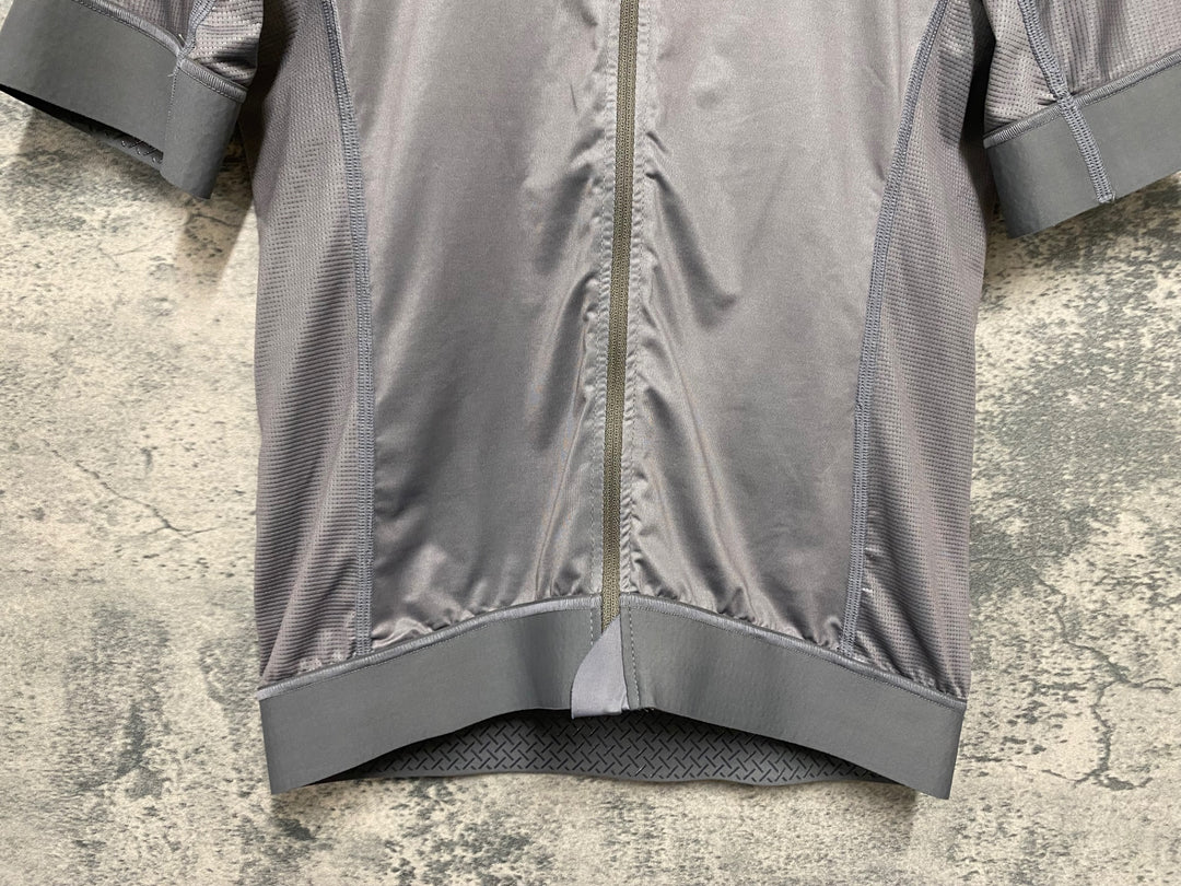 JC400 パスノーマルスタジオ Pas Normal Studios | Men's Mechanism Jersey 半袖 サイクルジャージ ミディアムグレー M