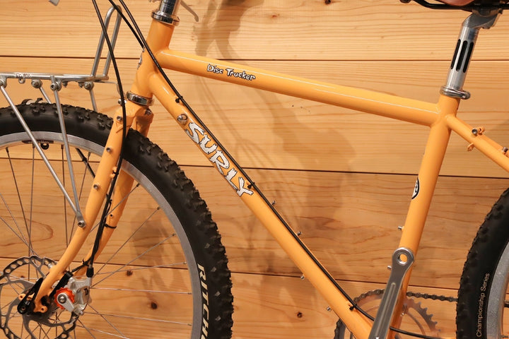 サーリー SURLY ディスクトラッカー DISC TRUCKER 26 42サイズ シマノ 9S スチール ツーリングバイク フラットバー仕様 26インチ 【千葉店】