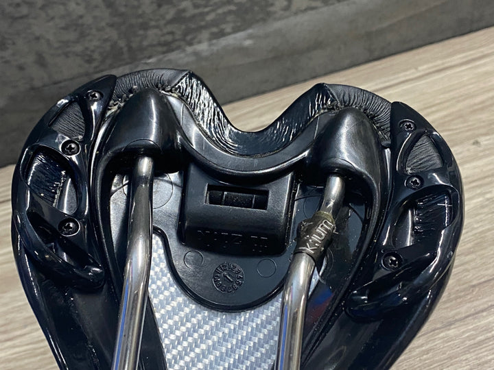 KE976 フィジーク fizik アリアンテ ALIANTE VS サドル 黒 kiumレール 140mm