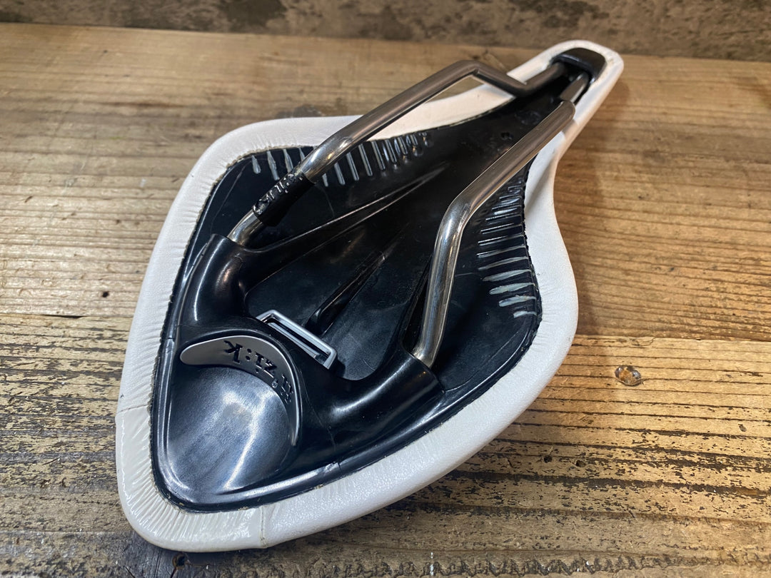 JO180 フィジーク fizik アリオネ ARIONE WING FLEX サドル kiumレール 白