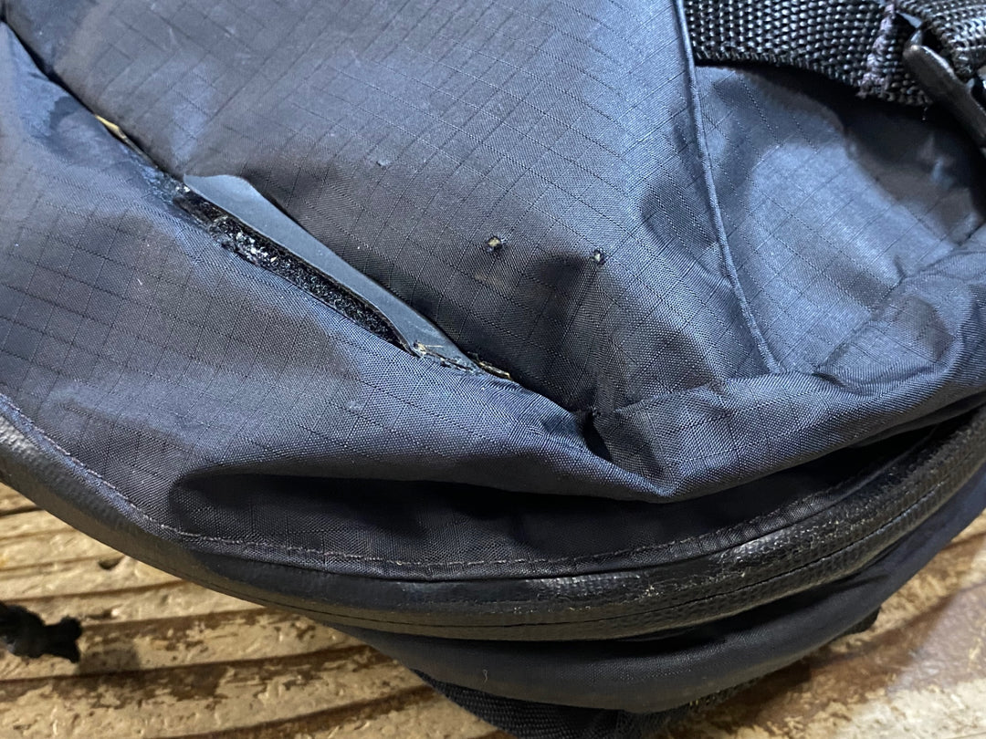 KD467 スペシャライズド SPECIALIZED BASE MILES FTHRWGT BACKPACK バックパック 黒 ※スレ,一部剥がれ