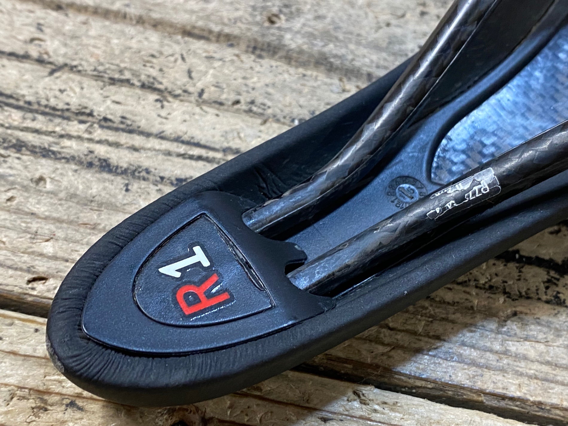 JW952 フィジーク fizik アリアンテ ALIANTE R1 サドル 黒 138mm