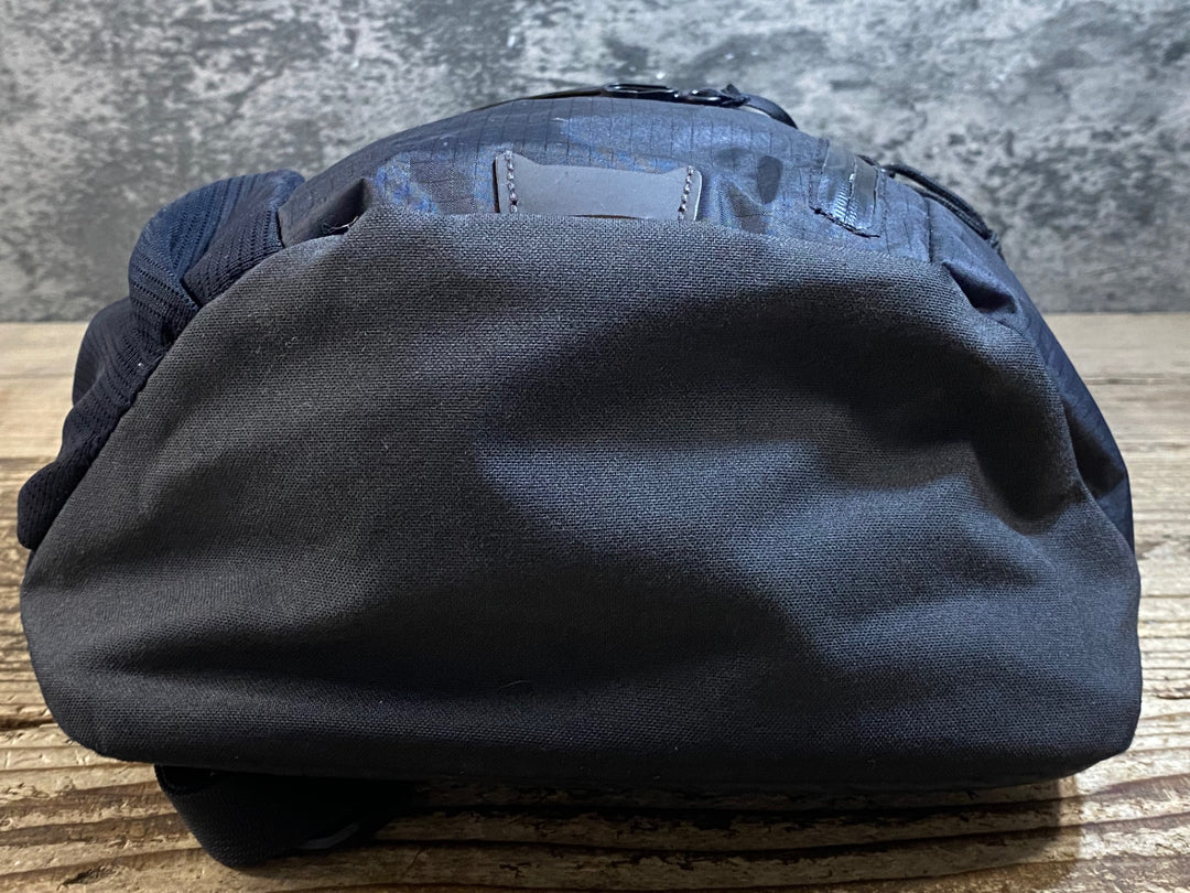 KD467 スペシャライズド SPECIALIZED BASE MILES FTHRWGT BACKPACK バックパック 黒 ※スレ,一部剥がれ