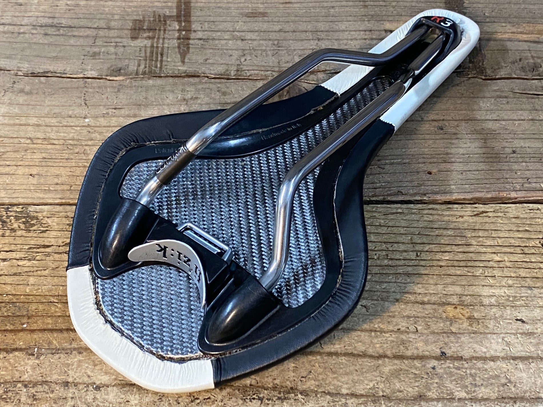 JP872 フィジーク fizik ANTARES R3 サドル 白 黒 kium – BICI AMORE