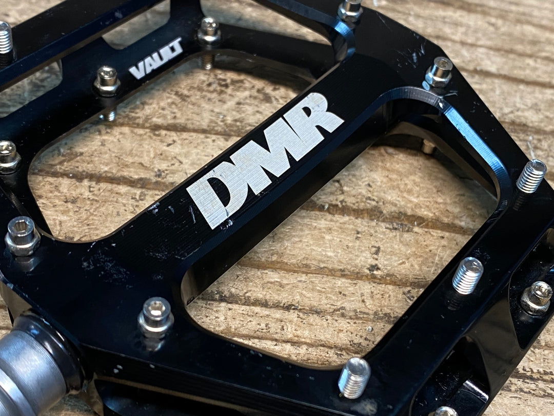 JJ158 DMR VAULT フラットペダル 黒
